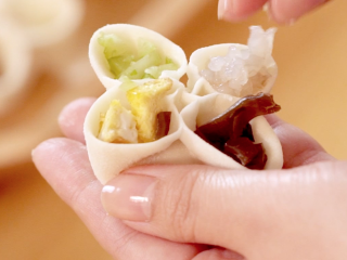 12、吉祥四喜蒸饺,将不同的馅料填充到四个瓣里