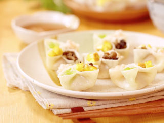 14、吉祥四喜蒸饺,取出饺子装盘即可