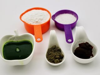 1、清新碧绿的青叶汁黑芝麻豆沙青团,备齐所有食材