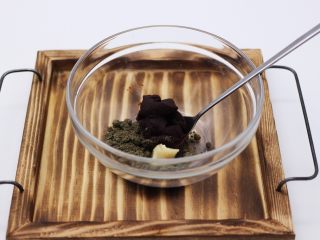 2、清新碧绿的青叶汁黑芝麻豆沙青团,把豆沙馅和黑芝麻糊混合在一起、加入猪油