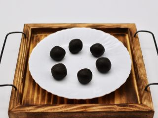 3、清新碧绿的青叶汁黑芝麻豆沙青团,搅拌好的馅料分成6个大小一样的、做成圆团备用