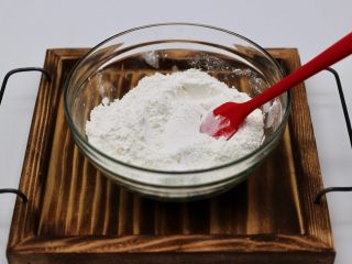 4、清新碧绿的青叶汁黑芝麻豆沙青团,水磨糯米粉和粘米粉混合均匀后