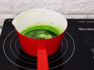5、清新碧绿的青叶汁黑芝麻豆沙青团,青叶汁加热到70度左右