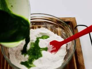 6、清新碧绿的青叶汁黑芝麻豆沙青团,慢慢倒入混合好的糯米粉中