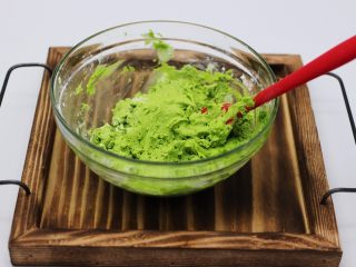 7、清新碧绿的青叶汁黑芝麻豆沙青团,用硅胶铲子来回翻拌