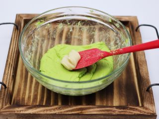 8、清新碧绿的青叶汁黑芝麻豆沙青团,直至糯米粉和青汁慢慢融化后成团、加入猪油