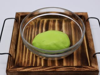 9、清新碧绿的青叶汁黑芝麻豆沙青团,最后用手揉成光滑细腻的面团