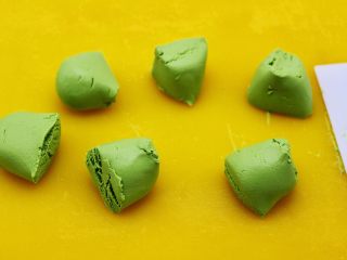 11、清新碧绿的青叶汁黑芝麻豆沙青团,把和好的糯米面团分成6份