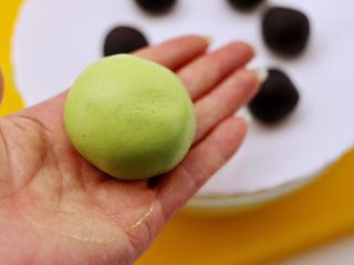 13、清新碧绿的青叶汁黑芝麻豆沙青团,用手的虎口处慢慢收口后揉圆