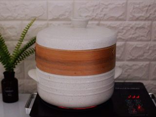 16、清新碧绿的青叶汁黑芝麻豆沙青团,盖上锅盖大火烧开后蒸10分钟即可关火