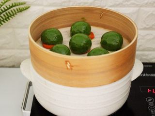 17、清新碧绿的青叶汁黑芝麻豆沙青团,清新碧绿的青团出锅喽……