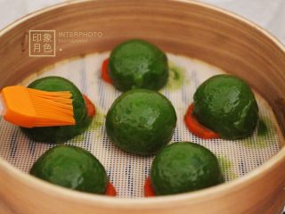19、清新碧绿的青叶汁黑芝麻豆沙青团,用硅胶刷蘸少许花生油刷在刚刚出锅的青团上、这样青团的外皮就不会干裂了、而且颜值又提高了