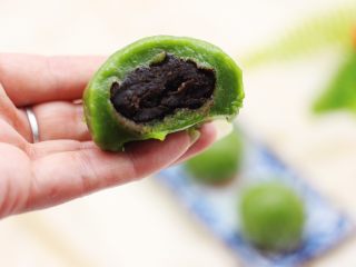 20、清新碧绿的青叶汁黑芝麻豆沙青团,咬一口、香糯软甜、让人欲罢不能