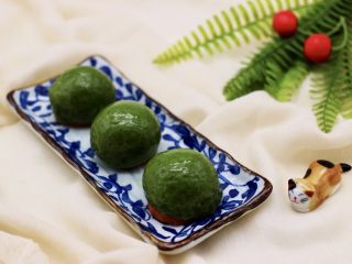 22、清新碧绿的青叶汁黑芝麻豆沙青团,成品一