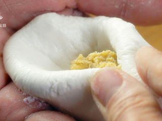 17、清明吃叶儿粑，童年味道唤醒舌尖上的乡愁,将面皮四周向中心收拢包成团子