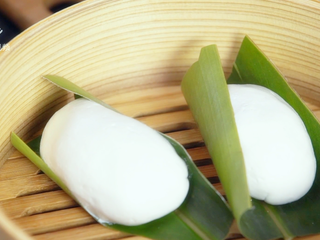 18、清明吃叶儿粑，童年味道唤醒舌尖上的乡愁,放在叶儿粑叶上放入蒸锅