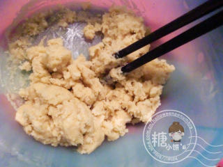 2、豆沙月饼,加入面粉搅拌成团