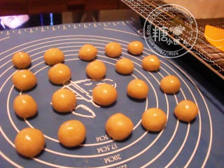 3、豆沙月饼,分割成10G一个的剂子。共20个。团成球