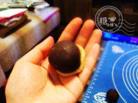 4、豆沙月饼,包入45G豆沙馅