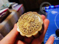 5、豆沙月饼,把皮子压扁从馅的底部开始慢慢向上退薄推上来，推到顶部全部裹起来后用手揉一揉。揉均匀，放到月饼模具（50G一只）中将底部压一压推出模具成型