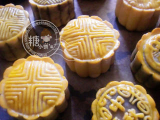 7、豆沙月饼,取出刷蛋黄液，回炉开单上火烤至上色即可