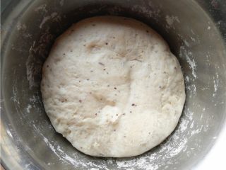 2、香蕉苹果披萨,装面团的碗加盖保鲜膜,放温暖处发酵至2倍大。