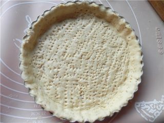 4、香蕉苹果披萨,将圆片放入披萨盘内(学厨披萨盘不用刷油),用手指把当中的面饼往四壁按一按,用叉子在面饼上戳一些小孔。