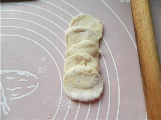 5、香蕉苹果披萨,多余的面团,擀成5个小的圆面片,依次叠放好。