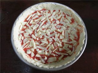 8、香蕉苹果披萨,铺上一层马苏里拉芝士条。