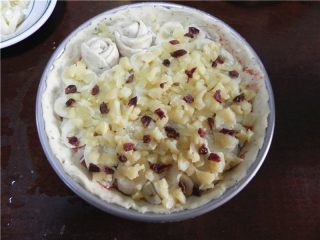 10、香蕉苹果披萨,放一层苹果酱和一些蔓越莓干;