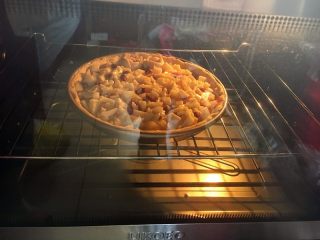 12、香蕉苹果披萨,入烤箱,上下火,10分钟左右,芝士表面微焦就可以了。