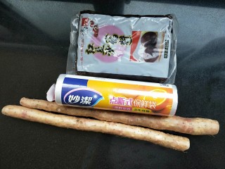 1、山药豆沙卷,准备材料:铁棍山药一根，保鲜袋2个，豆沙馅130克左右，