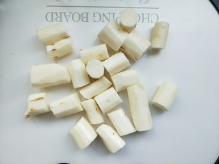 2、山药豆沙卷,山药削皮，切成小块。上锅蒸熟