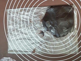 3、山药豆沙卷,蒸山药的时候来擀豆沙，取130克豆沙馅放进保鲜袋里。用擀面棍来回擀压。