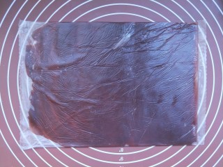4、山药豆沙卷,最后擀成这样一个片状。尽量擀的厚薄均匀。