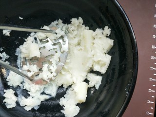 5、山药豆沙卷,山药蒸好取出压成山药泥。