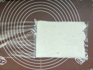 7、山药豆沙卷,然后把保鲜袋的两侧剪开，露出山药泥。