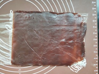 9、山药豆沙卷,然后把豆沙片放在山药片上面，同时撕掉保鲜袋。只留山药下面那层保鲜袋。