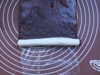 10、山药豆沙卷,然后从一端卷起
