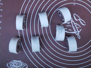 12、山药豆沙卷,切成等宽的小块。想要切面完美好看，就每切完一刀把刀擦干净再切下一刀。