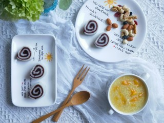 13、山药豆沙卷,摆入盘中，即可食用。配上小米南瓜粥，每日坚果，早餐就做好了。