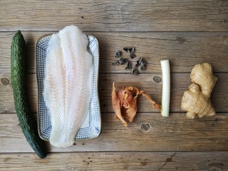 1、官烧目鱼,准备食材。