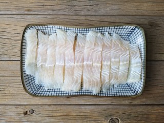 2、官烧目鱼,将目鱼肉切成长条，此鱼肉质细嫩，刺少味鲜。适于多种技法烹制，干煎、干烧、红烧、清蒸，或丁、或片、或条均可。