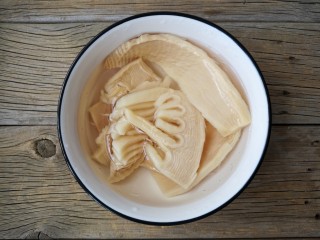 3、官烧目鱼,笋干泡发洗净。（如果有鲜笋可用鲜笋）