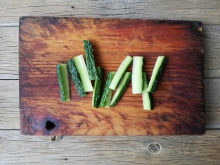 4、官烧目鱼,黄瓜洗净切条备用。