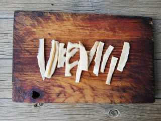 5、官烧目鱼,将泡发的笋干切条备用。