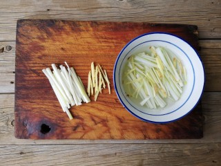 6、官烧目鱼,把葱姜切成丝，一部分泡在凉白开中，做成葱姜水，另一部分葱姜丝备用。