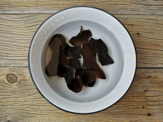 7、官烧目鱼,木耳泡发洗净。