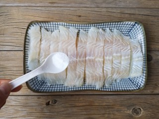 8、官烧目鱼,给目鱼条撒一丢丢盐。