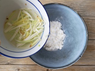 11、官烧目鱼,在适量的裹炸粉中加入葱姜水。